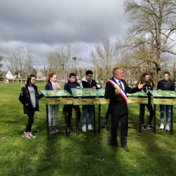 Inauguration &quot;En balade dans les Grands Fossés&quot; - Baugy 18800. Le CMJ et monsieur le Maire Pierre Grosjean